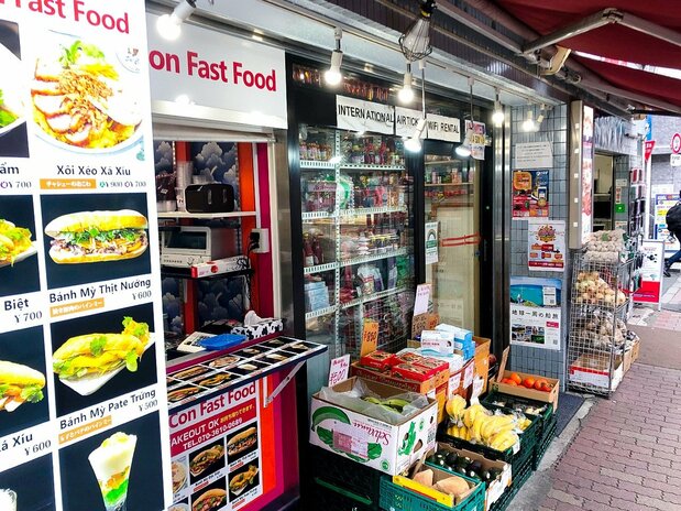 ハラルショップの一角を間借りしたベトナムのサンドイッチ「バインミー」の店 筆者撮影