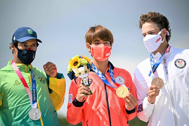 男子ストリート決勝では大技を連発して、新競技スケートボード初の金メダリストとなった堀米（中央）。22歳での栄冠となった（2021年7月25日、東京・有明アーバンスポーツパーク）AFP=時事