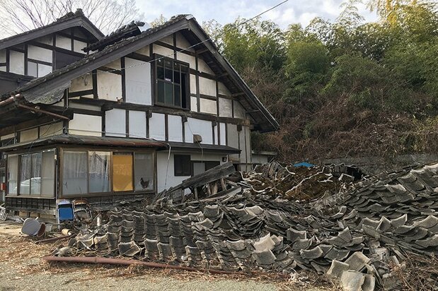 Suetoku Pottery in Namie, as taken in January 2018. Tomiji and Chieko still visit each month to spray weed killer and do other maintenance on the grounds. They patiently await the day when they can return home. (© Yamaguchi Noriko)