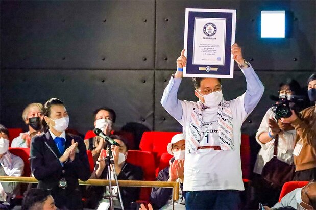 Tanaka sostiene el certificado oficial del récord Guinness del grupo. (Cortesía de Tanaka Hirokazu)