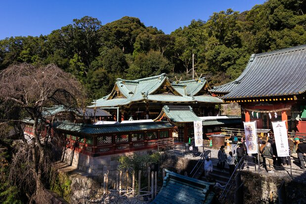 德川家康的墓所位于久能山东照宫内。上图中央为拜殿与正殿