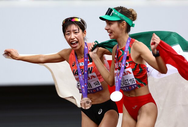 世界陸上女子20キロ競歩で、銅メダルを獲得した藤井菜々子(左)と銀メダルのアレグナ・ゴンザレス(メキシコ)=東京・国立競技場、2025年9月20日(ロイター)