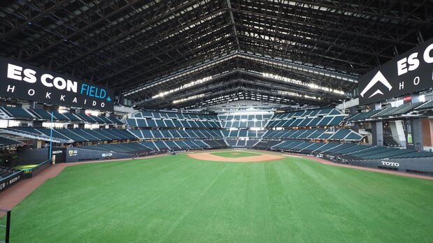 Le stade Es Con Field et son toit rétractable sont fonctionnels quelle que soit la météo. (Pixta)