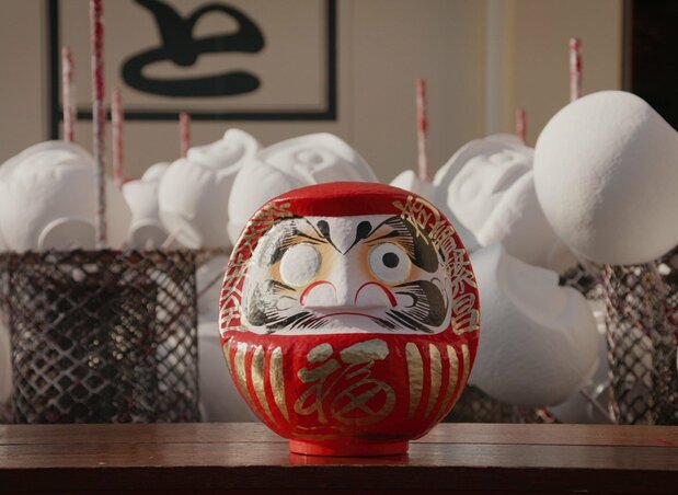 「回転レシーブ」のヒントがだるまにあったとするエピソードを独特の映像で紹介 ©UFO Production
