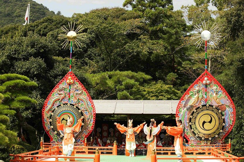 September 23 The autumn performance of kagura. Traditional dances are performed to entertain the kami.