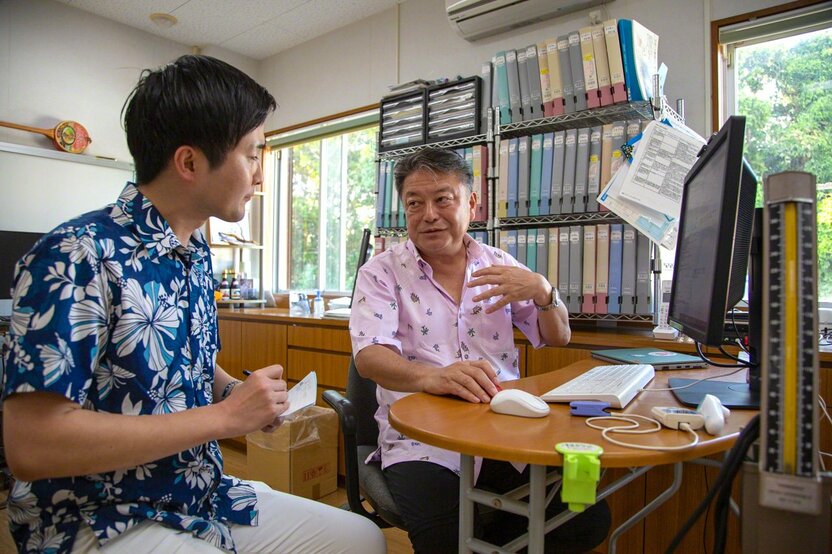 患者の容態を確認しながら、ドクターゴンのアドバイスに耳を傾ける小林医師