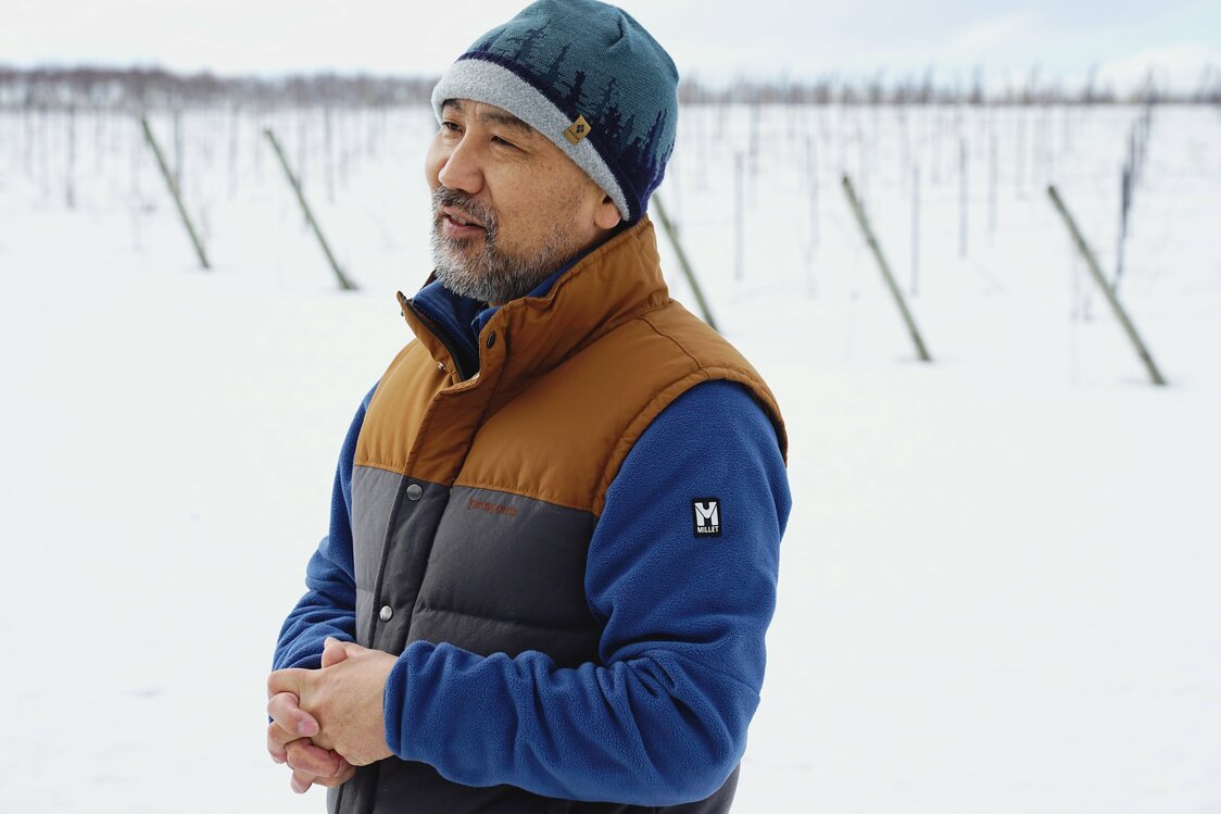 Soga Takahiko gère la culture du raisin ainsi que la vinification au Domaine Takahiko. (© Ukita Yasuyuki)