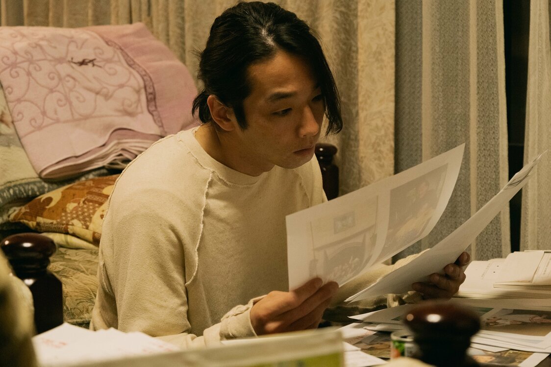 Takashi viaja al pasado de su padre, al que no había visto en años, a partir de notas y fotografías que encuentra en la casa. © 2023 Creatps
