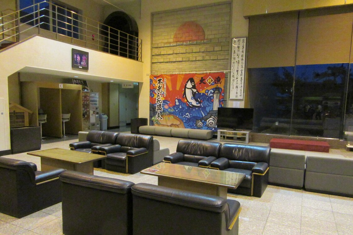 高挑的天井，宽敞的大堂。每周六日安排与津轻三味线现场表演  图片提供：黄金崎不老弗死温泉