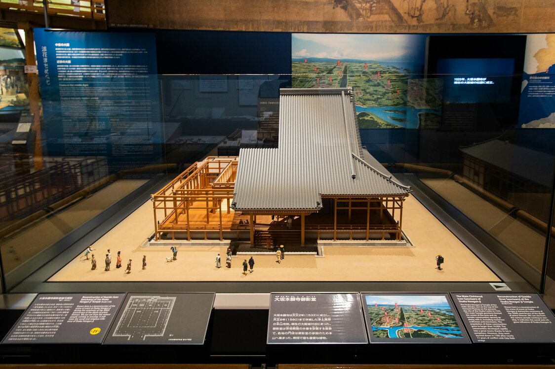 大坂本願寺御影堂の模型。門前町の様子なども詳しく解説している