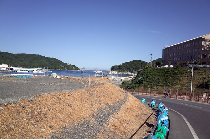 土地のかさ上げと整地が進む女川駅周辺。右側の建物は女川町地域医療センター（震災時は女川町立病院）。津波は高台にある建物の1階部分まで到達し、壊滅的な被害をもたらした。