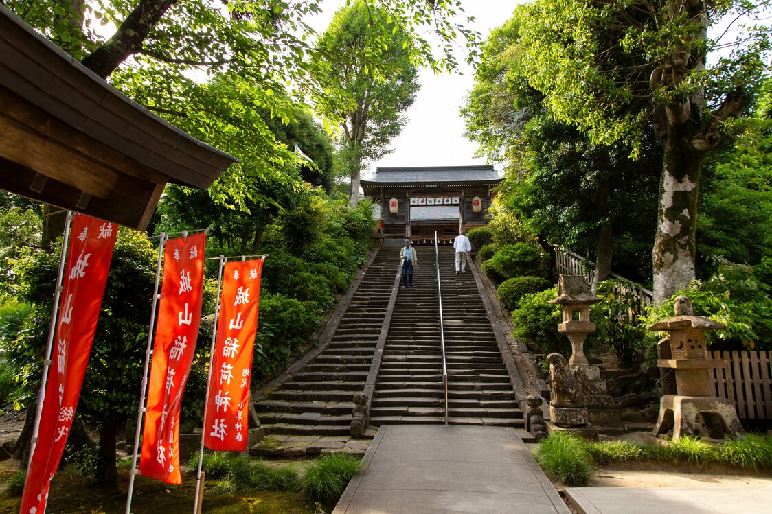 本丸の裏手にある城山稲荷神社は、日本三大船神事「ホーランエンヤ」の発着点となる