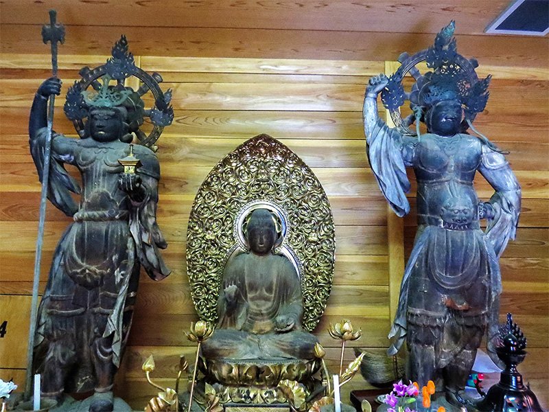 Figuras conservadas en el templo de Kinrinji. De izquierda a derecha, Tamonten, Yakushi nyorai y Jikokuten.