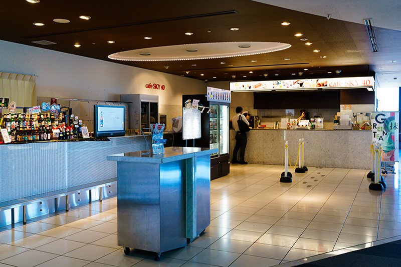 拿着在“café SKY 40”购买的食物饮品，在自己喜欢的位子上享用
