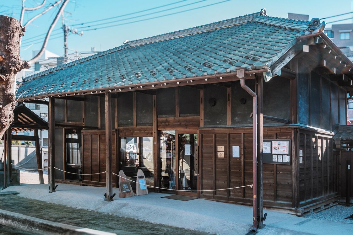 入驻咖啡馆和书店的“东之藏”