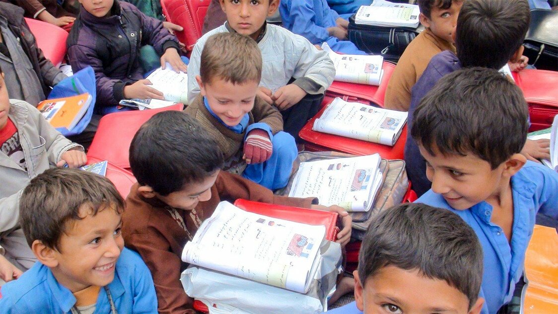 Los niños afganos usan las randoseru como escritorio. Fotografía: JOICFP.