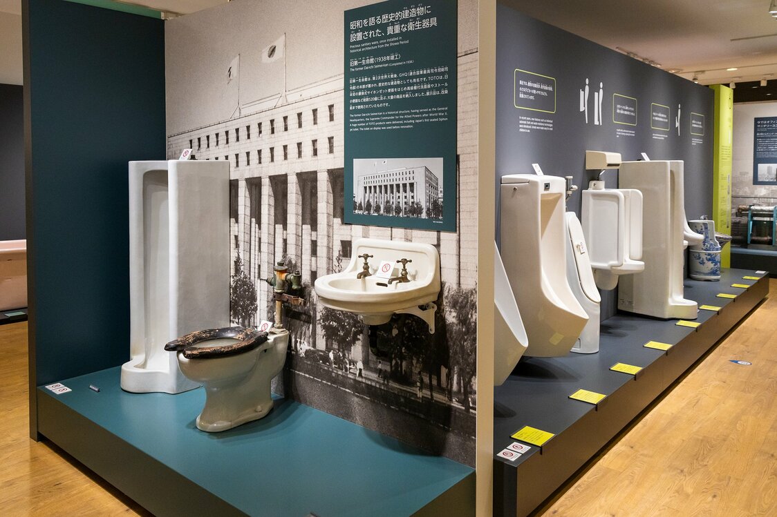 左侧为战后交付第一生命馆（1938年竣工）使用的坐式马桶、小便池和盥洗盆。这里曾作为盟军总司令部（GHQ）总部而广为人知