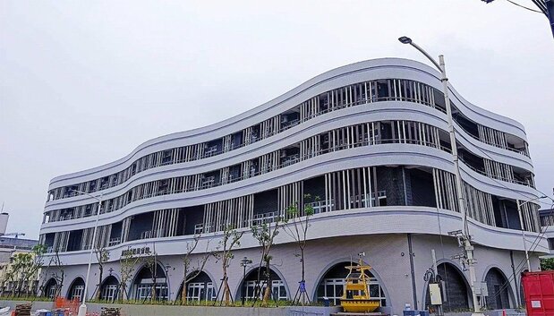 前鎮漁港新建的漁工大樓，未來將接收全世界各國、各文化的漁工，強化漁業勞動權益。（高雄市政府提供）
