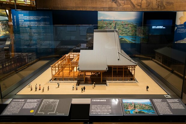 大坂本願寺御影堂の模型。門前町の様子なども詳しく解説している