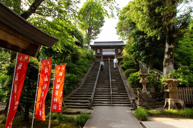 Jōzan Inari Jinja, el santuario situado detrás del edificio principal del castillo de Matue, es un lugar clave en el festival Hōran En'ya, una de las tres procesiones religiosas en barco más importantes de Japón.