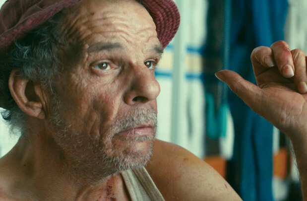 レオス・カラックスの作品でおなじみの怪優ドニ・ラヴァンも廃品業者の役で出演 ©2020 Haut et Court – France 3 CINÉMA
