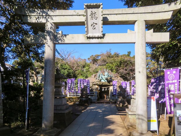 El santuario Wadatsumi no Miya se encuentra sobre la caverna que supuestamente habitaba el dragón. Fotografía del autor.
