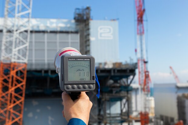 高台で計測した空間放射線量は最大で毎時118マイクロシーベルトだった。東電の担当者は、毎日のようにこの場に立って、取材や来訪者の対応をしているという