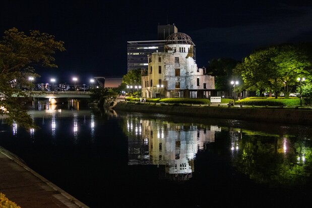 La cúpula iluminada al caer la noche. (© nippon.com)