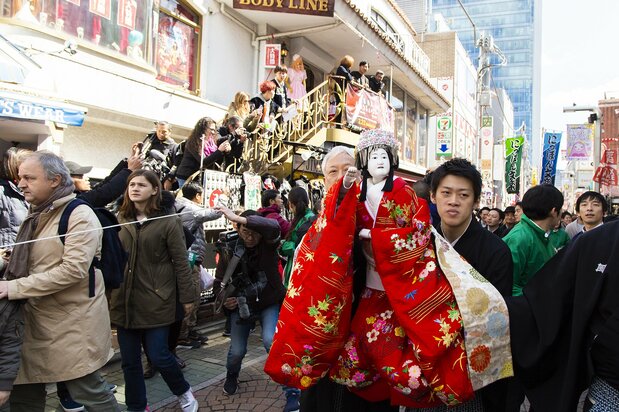 外国人観光客らも、突然、現れた人形に見入っていた