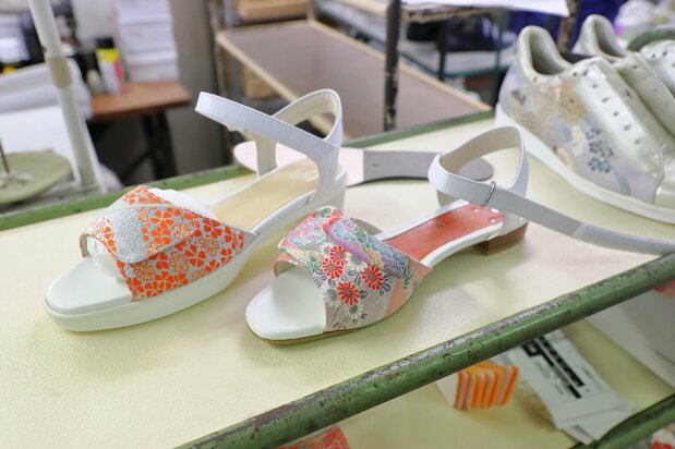 采访当天还在生产中的TOKYO KIMONO SHOES新款凉鞋