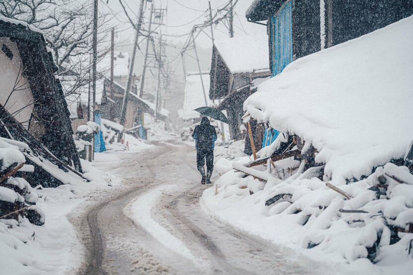 Chutes de neige sur des maisons effondrées. L’hiver ne faisait que commencer, et l’on se demandait de plus en plus si les maisons fragilisées allaient pouvoir résister aux fortes chutes de neige. (Commune de Suzu, 24 janvier 2024)