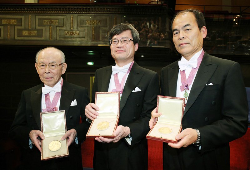 Los profesores Akasaki, Amano, y Nakamura (de izquierda a derecha) con sus medallas después de la ceremonia el 10 de diciembre de 2014. (© Jiji)