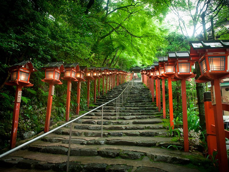 Faroles rojos en la escalera de piedra del santuario de Kifune, un lugar muy apreciado por los turistas internacionales.