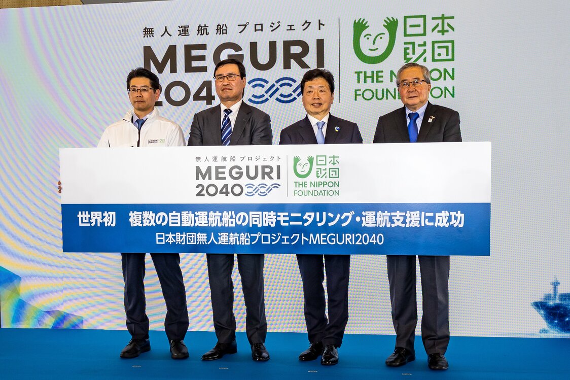 出席记者会的项目相关人员。左起依次为海野光行、全日本海员工会委员长松浦满晴、国土交通省事务次官水岛智、日本财团会长尾形武寿