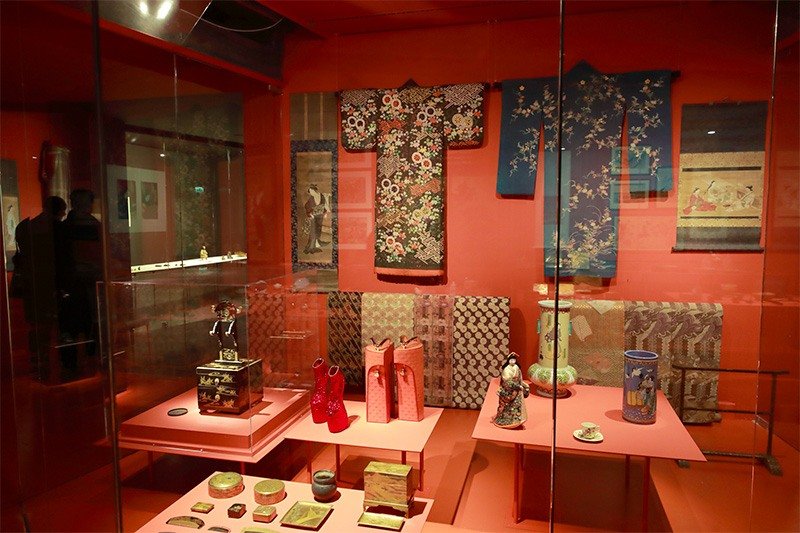 日本の古い和服や掛け軸、工芸品の中に混じって、NORITAKA TATEHANAによる花魁風のピンクの高下駄や赤いヒールレス・シューズが目を引く
