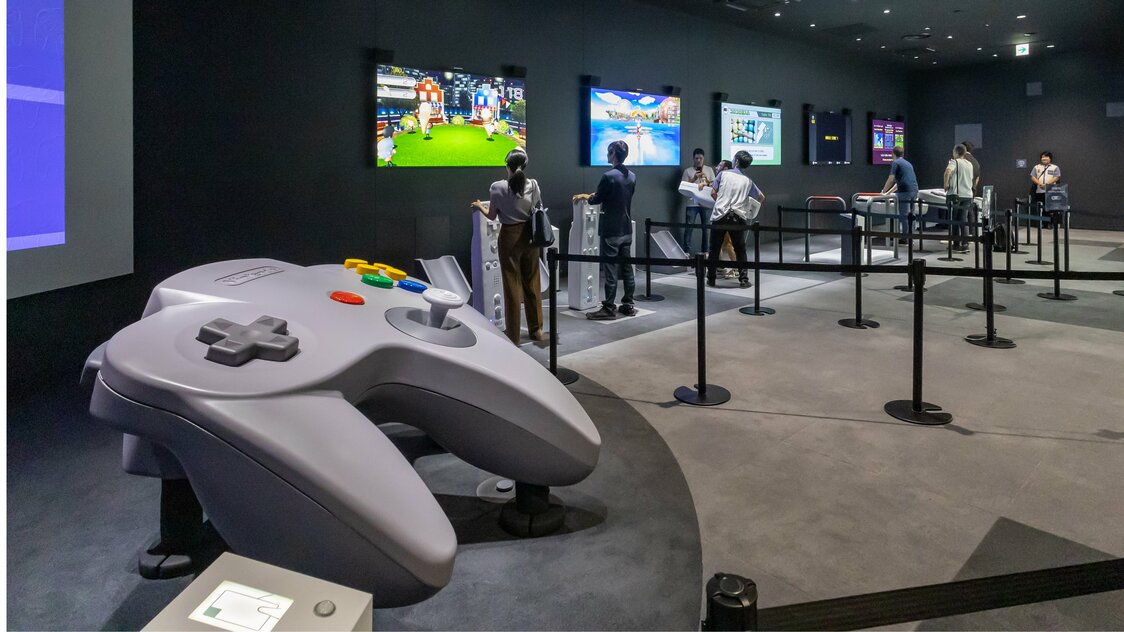 Jouez en duo avec une manette géante ! (© Nippon.com)