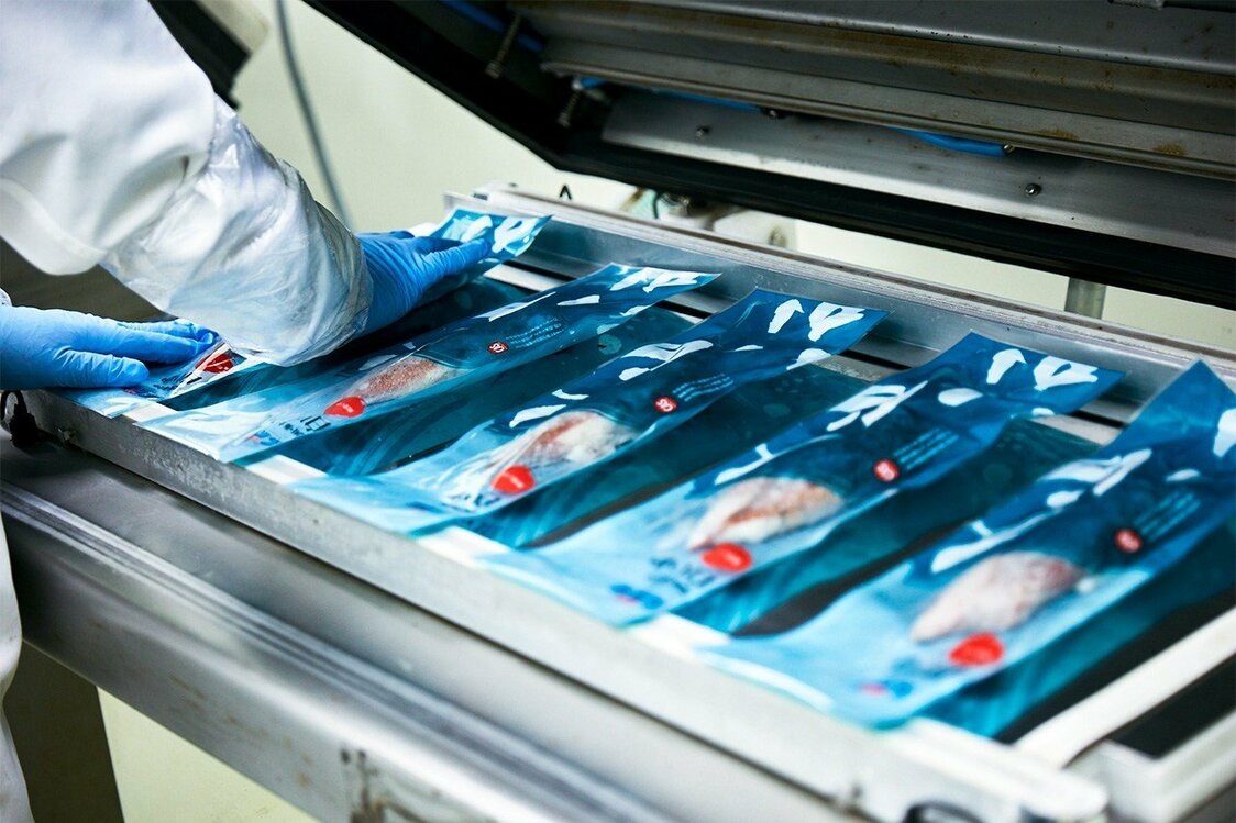 На предприятии по переработке морепродуктов для мгновенной заморозки кальмаров используется технология «Система живых клеток» (предоставлено муниципалитетом Амы)
