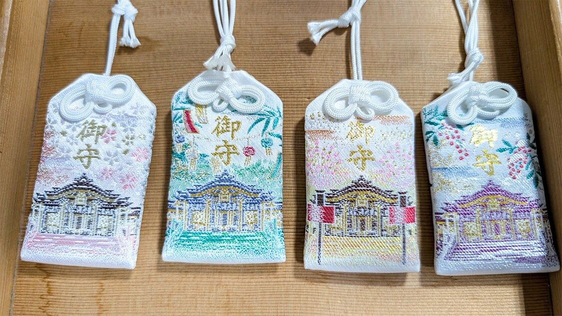 Las características del diseño de algunos omamori cambian con las estaciones. (© Gomi Yoji)