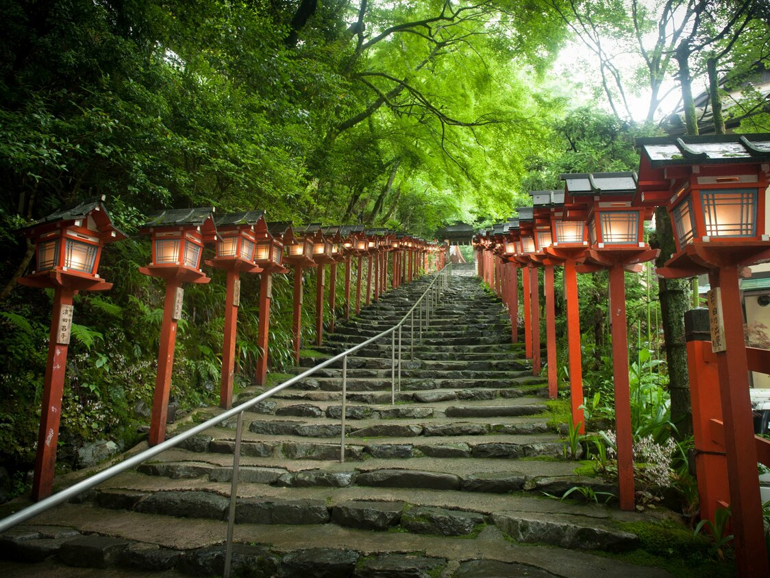 燈籠がズラリと並ぶ貴船神社の石段は訪日観光客に大人気