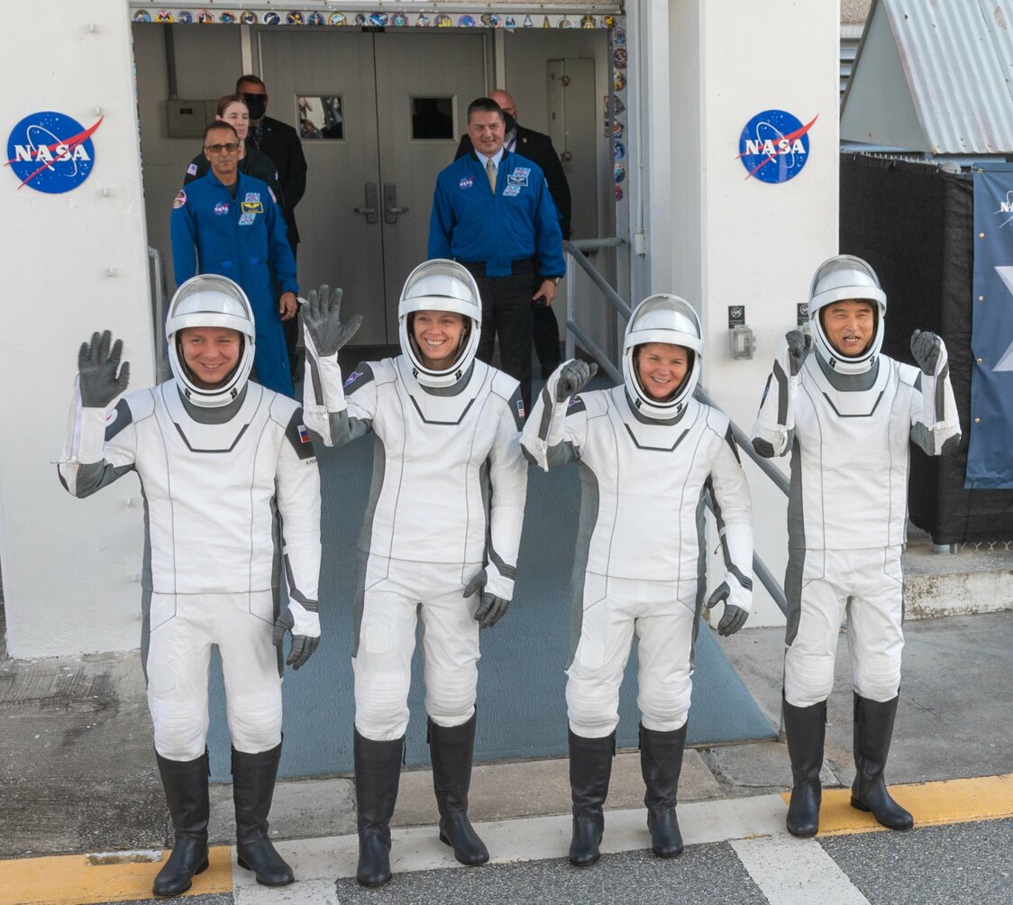 Ōnishi Takuya (a la derecha) saluda al público antes de su vuelo espacial el 14 de marzo de 2025. (© Scott Schilke/Sipa USA via Reuters Connect)
