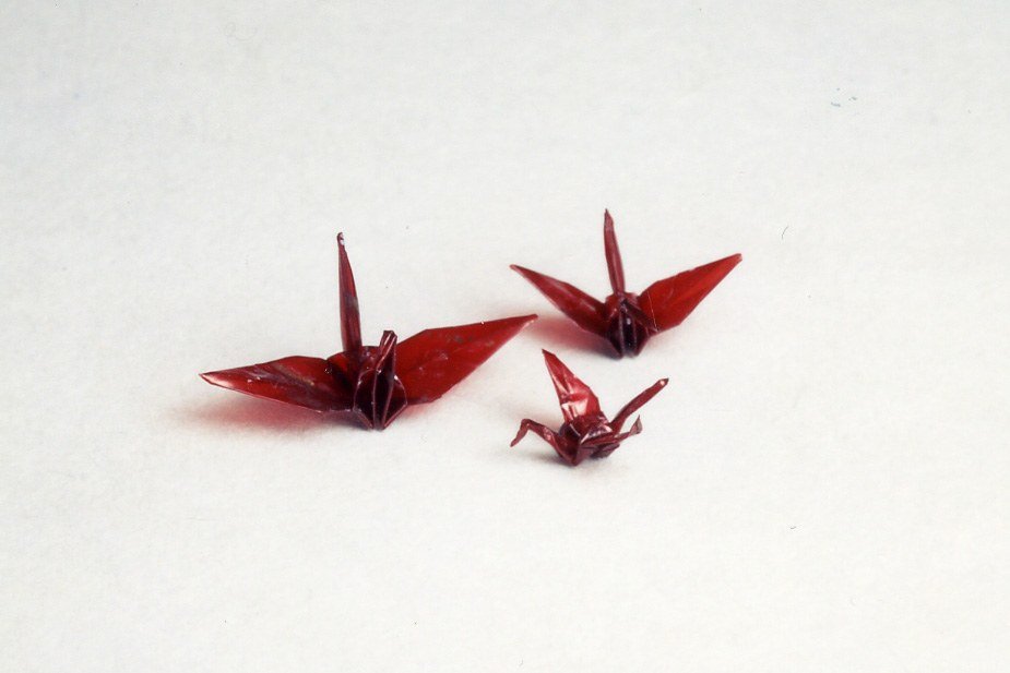 Origami en forme de grue, fabriqués par Sasaki Sadako en se servant du papier des boîtes de médicaments. Don de Umeda Yoriko au musée.