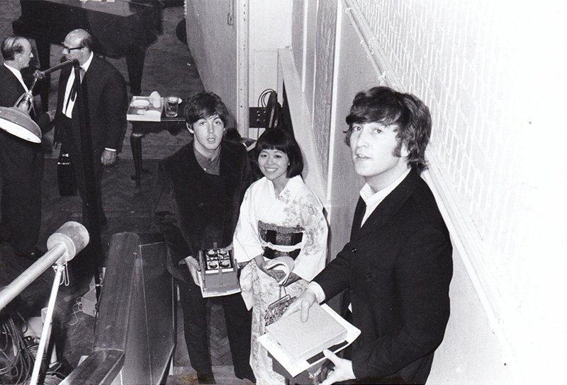 1965年6月15日，在伦敦的EMI录音室对披头士乐队进行专访。站在约翰·列侬（右）和保罗·麦卡特尼中间的为笔者