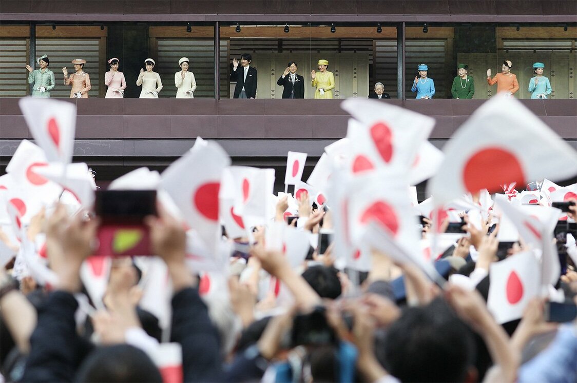 即位を祝う一般参賀で、手を振られる天皇、皇后両陛下と皇族方＝2019年5月4日、皇居（時事）