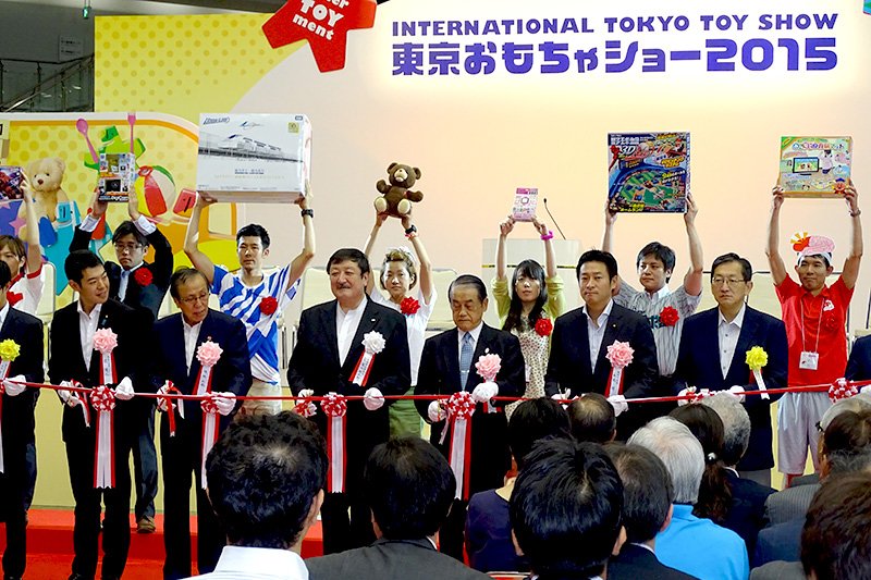 獲得「日本玩具大獎」各門類獎項的企業代表喜為「東京玩具展2015」開幕式剪彩，2015年6月18日，東京國際會展中心（Big sight）