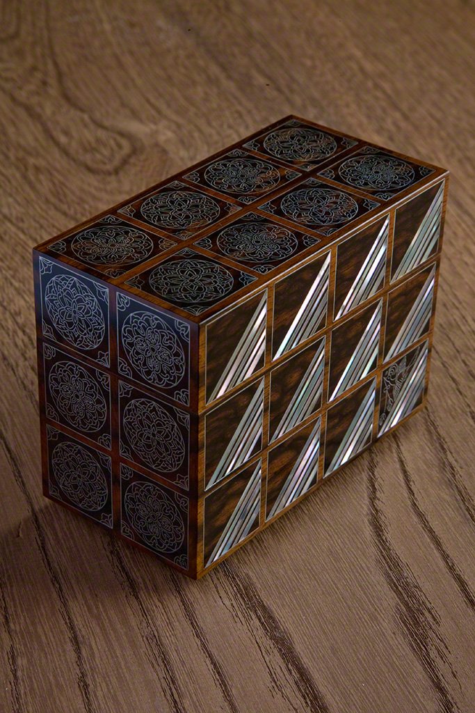 Шкатулка для благовоний, инкрустированная перламутром, 2010. Эбеновое дерево с инкрустацией перламутром разных видов раковин, которые по-разному играют при разном освещении и меняют цвет в зависимости от угла падения света