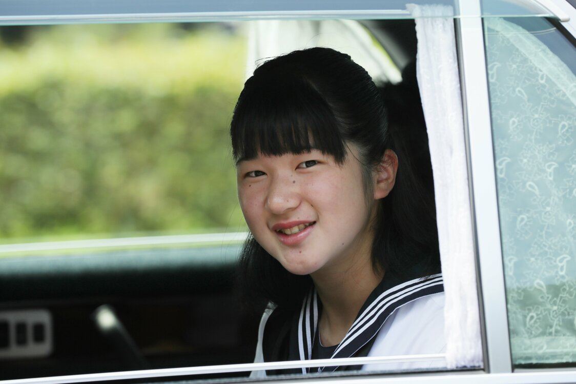 新天皇ご夫妻の長女愛子さま＝2018年8月11日、皇居・半蔵門（時事）