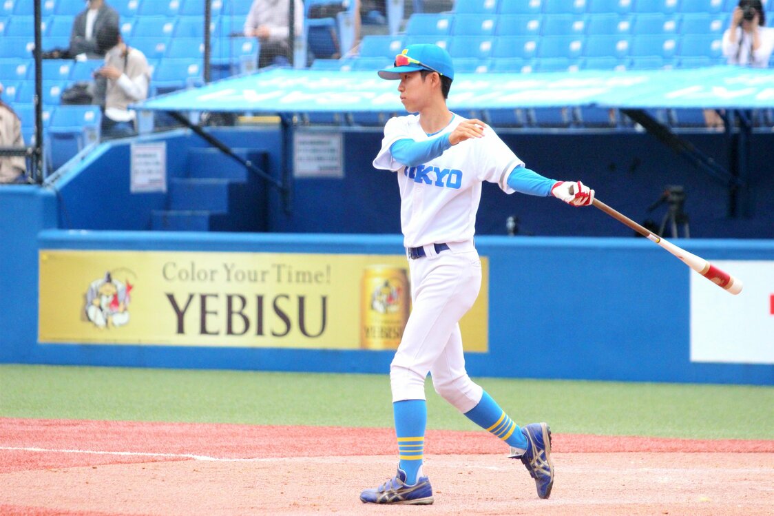学生コーチ兼アナリストを務めた齋藤周さん。試合前ノックを行うこともあった。農学部森林環境資源科学専修4年。好きな授業はフランス語　写真提供：東大野球部