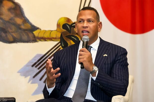 日本の大学生らに語り掛ける元ヤンキースのアレックス・ロドリゲス氏=2024年11月18日、東京都港区の在日米国大使館