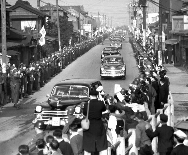 Alrededor de 200.000 personas se congregaron en las calles para despedir al general MacArthur, que abandonaba Japón tras completar su misión de seis años. (Kyodo Images)