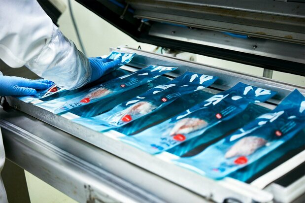 The marine product processing facility uses a “cells alive system” to freeze squid instantaneously. (Courtesy of the Ama municipal government)